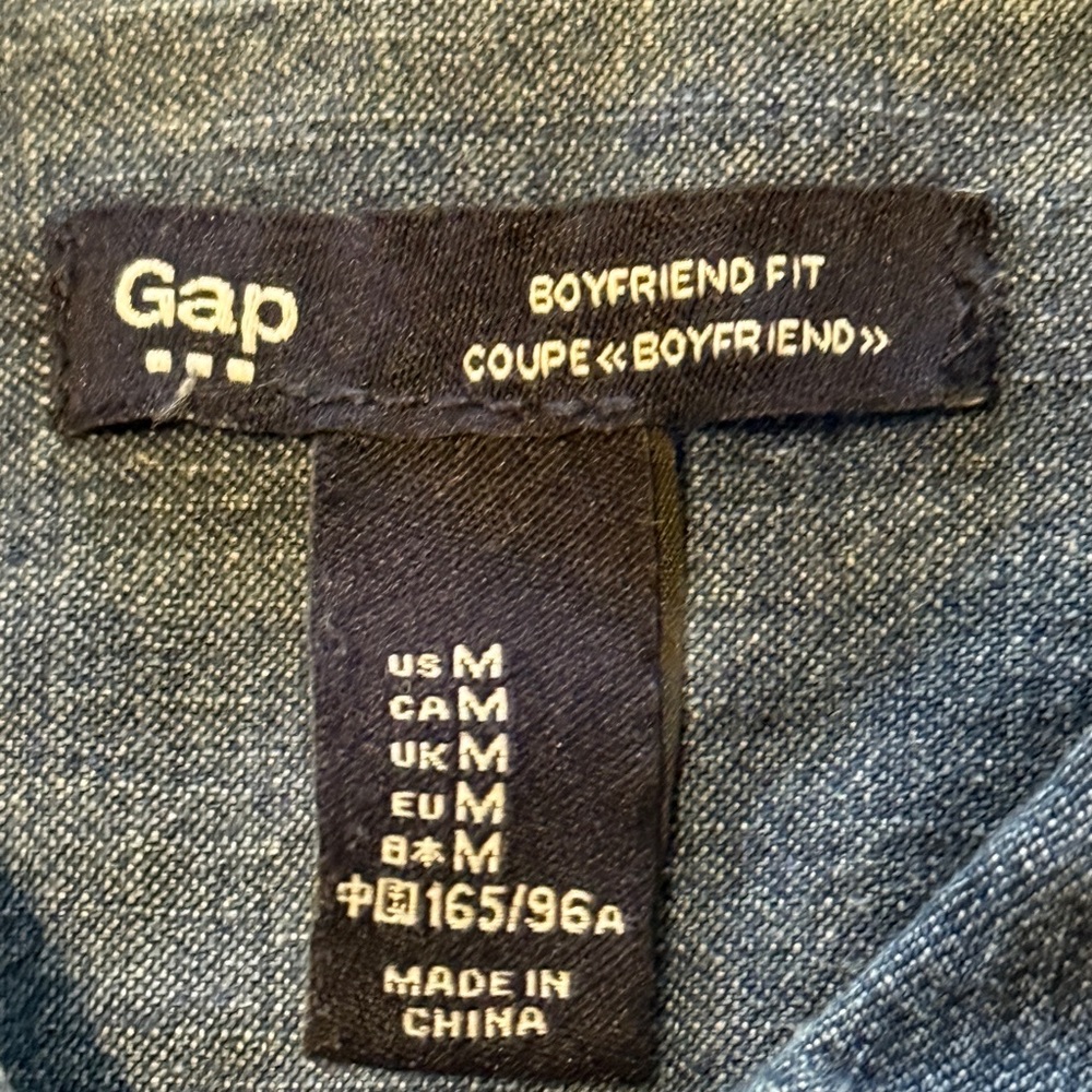 GAP Women’s Boyfriend Button Down Denim Shirt - Picture 2 of 4